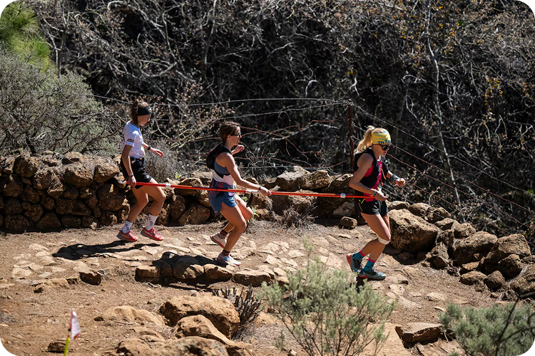 imatge trecking 3 personas cordada a la montanya en descens